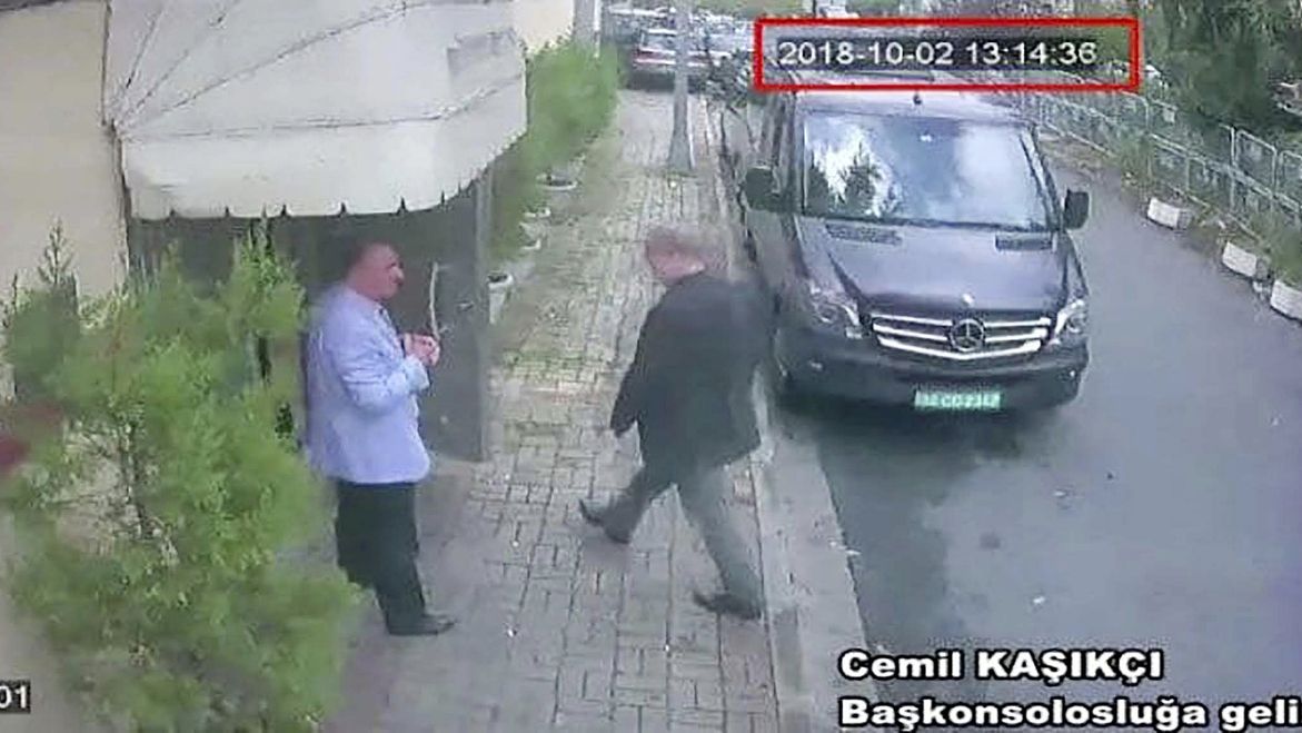 Záběry kamery před konzulátem Saúdské Arábie v tureckém Istanbulu ukazují Džamála Chášakdžího (vpravo), jak vchází dovnitř. Ven už nevyšel.