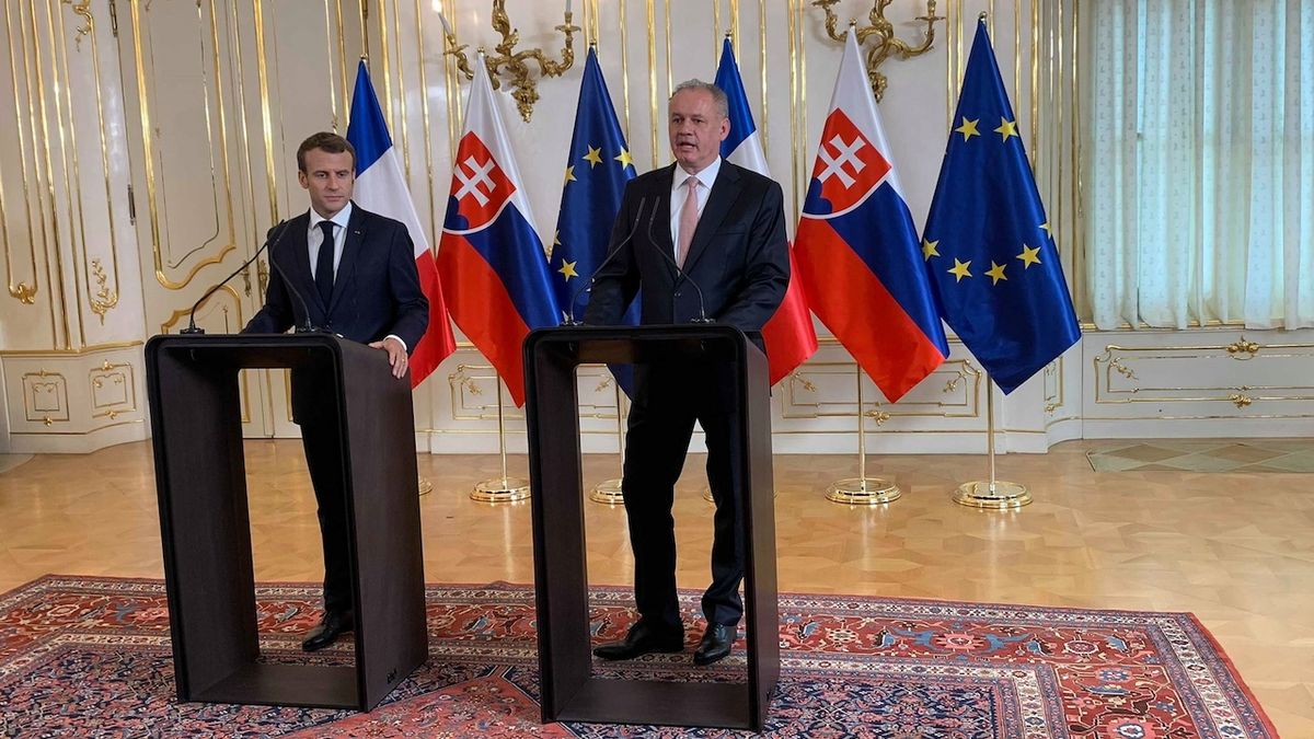 Francouzský prezident Emmanuel Macron a slovenská hlava státu Andrej Kiska na společné tiskové konferenci