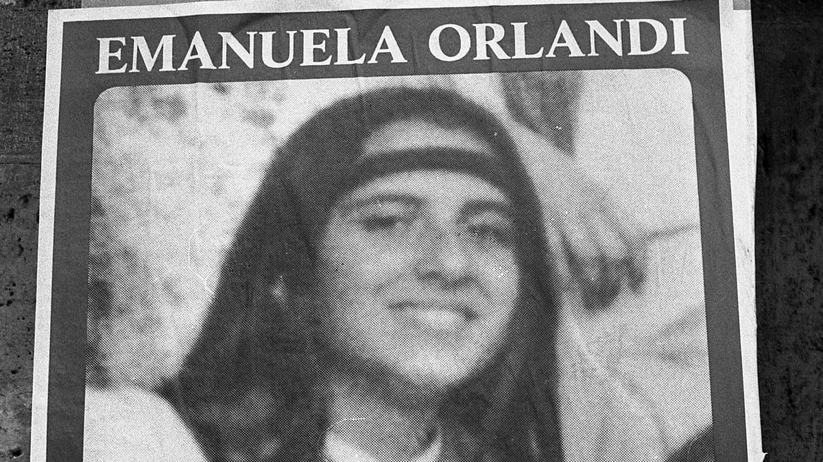 Plakátek s portrétem zmizelé dívky Emanuely Orlandiové