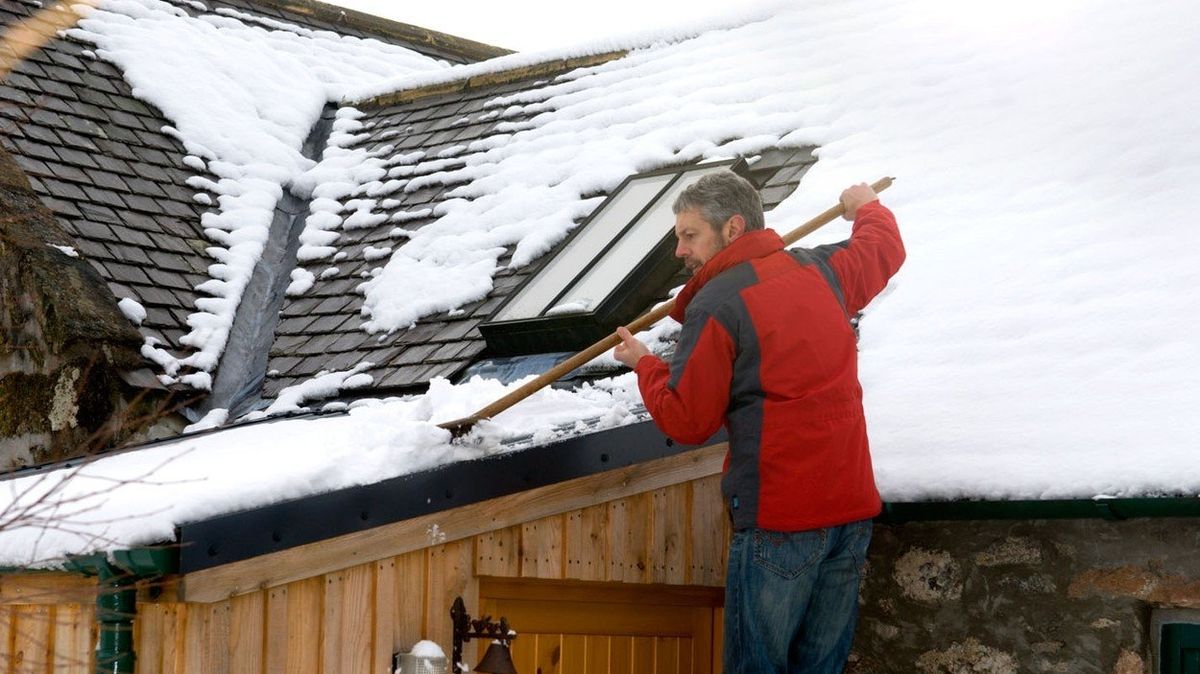Majitel domu odpovídá za to, že sníh i led ze střechy jeho domu bude co nejrychleji odstraněn. (Ilustrační snímek)