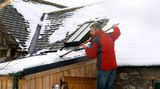 Finanční poradna: Co platí o pádu sněhu či rampouchů ze střech domů