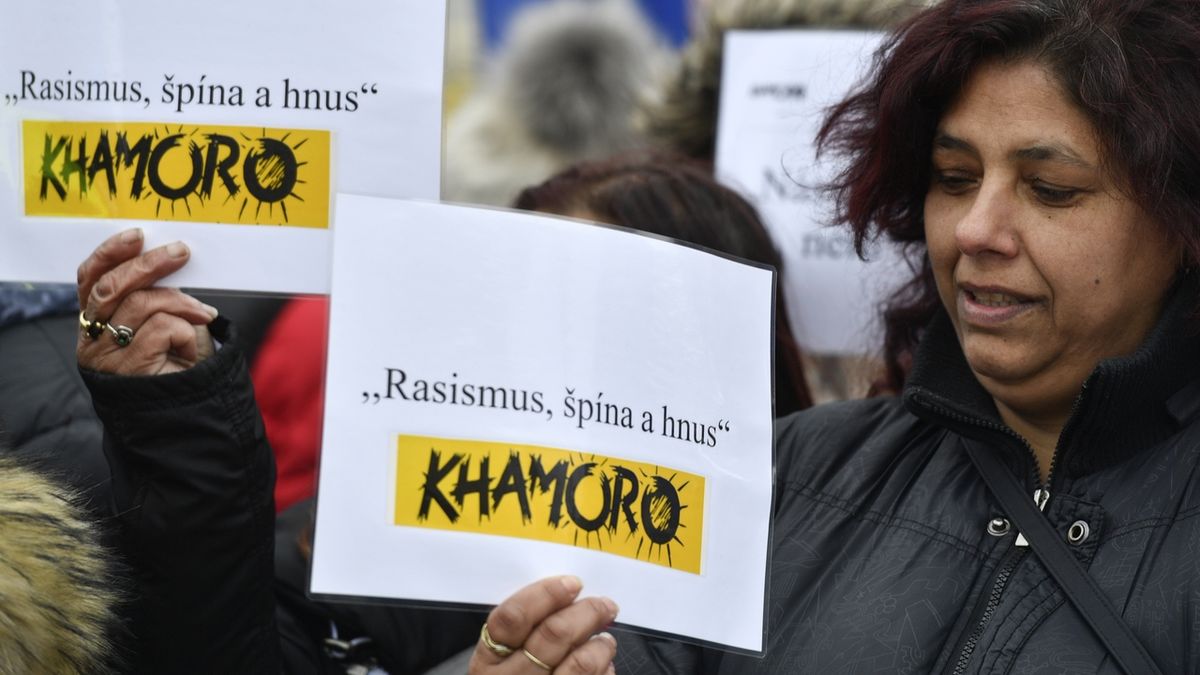 Několik desítek lidí se zúčastnilo 17. března v Praze demonstrace Romů proti rasismu, násilí a výrokům místopředsedy Sněmovny Tomia Okamury (SPD).