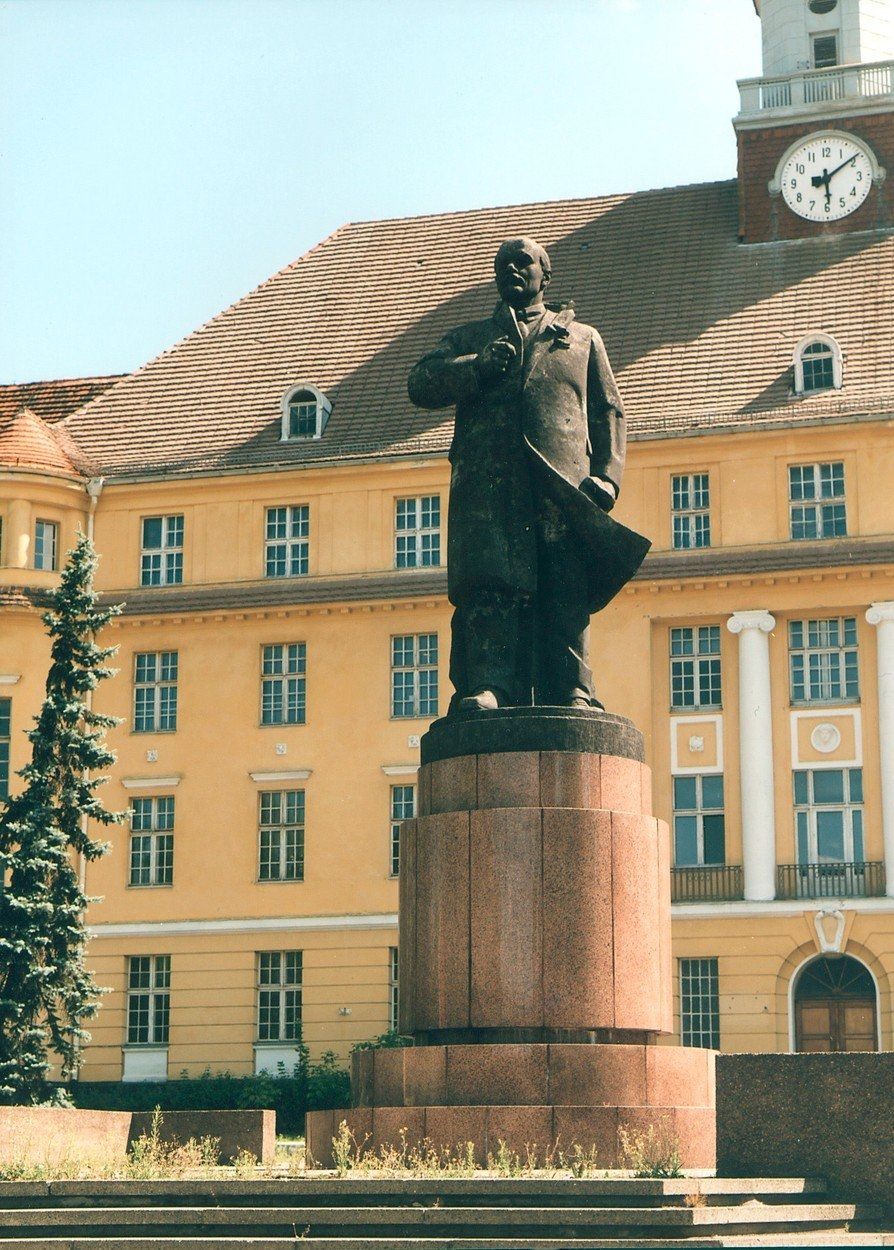 Před hlavní budovou stojí Leninova socha. 