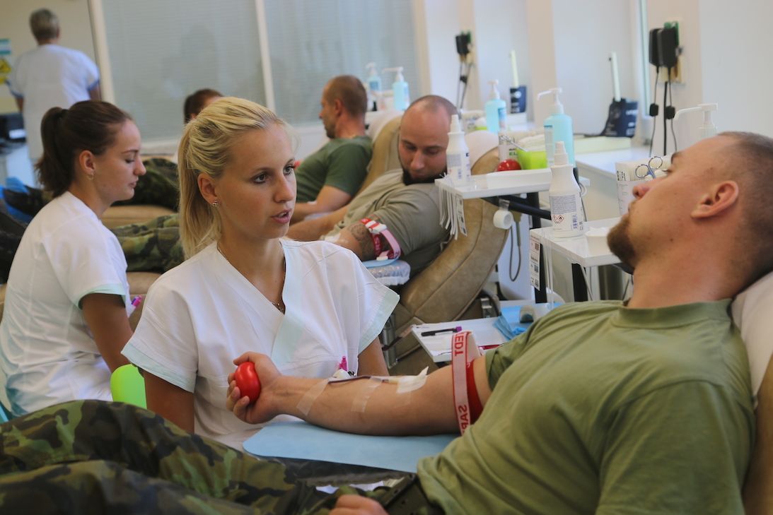 Krevní centrum v Ostravě navštívilo pětatřicet vojáků, kteří darovali krev.