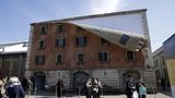 Britský umělec rozepnul fasádu budovy v Miláně obřím zipem