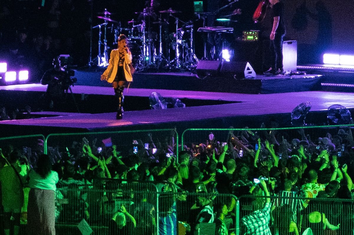 Celkový pohled na pódium při vystoupení Ariany Grande. Snímek není z pražského koncertu.