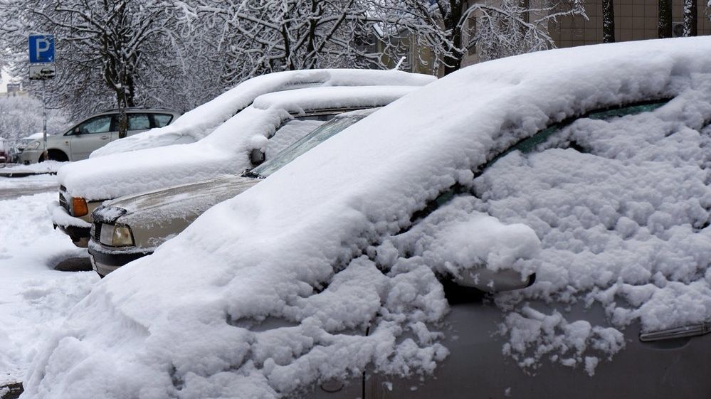 Nechce se vám každé ráno čistit auto od sněhu? (Ilustrační foto)