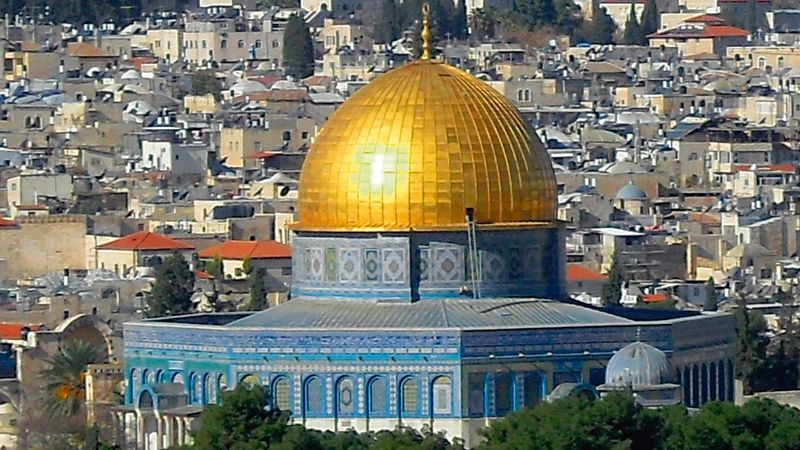 Islámská svatyně na Chrámové hoře: Skalní dóm, a skála, na níž byl v 7. století postaven, je nejznámější pamětihodností Jeruzaléma. 