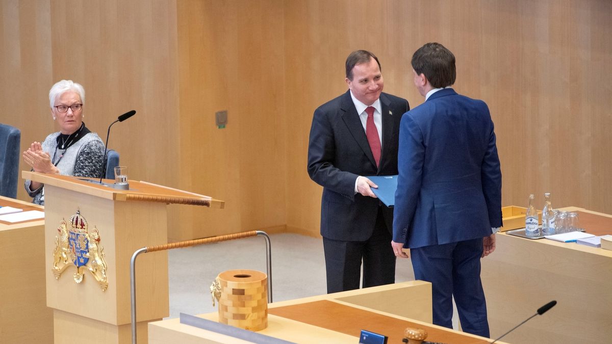 Předseda švédského parlamentu Andres Norlen gratuluje staronovému premiérovi Stefanovi Löfvenovi (vlevo). 