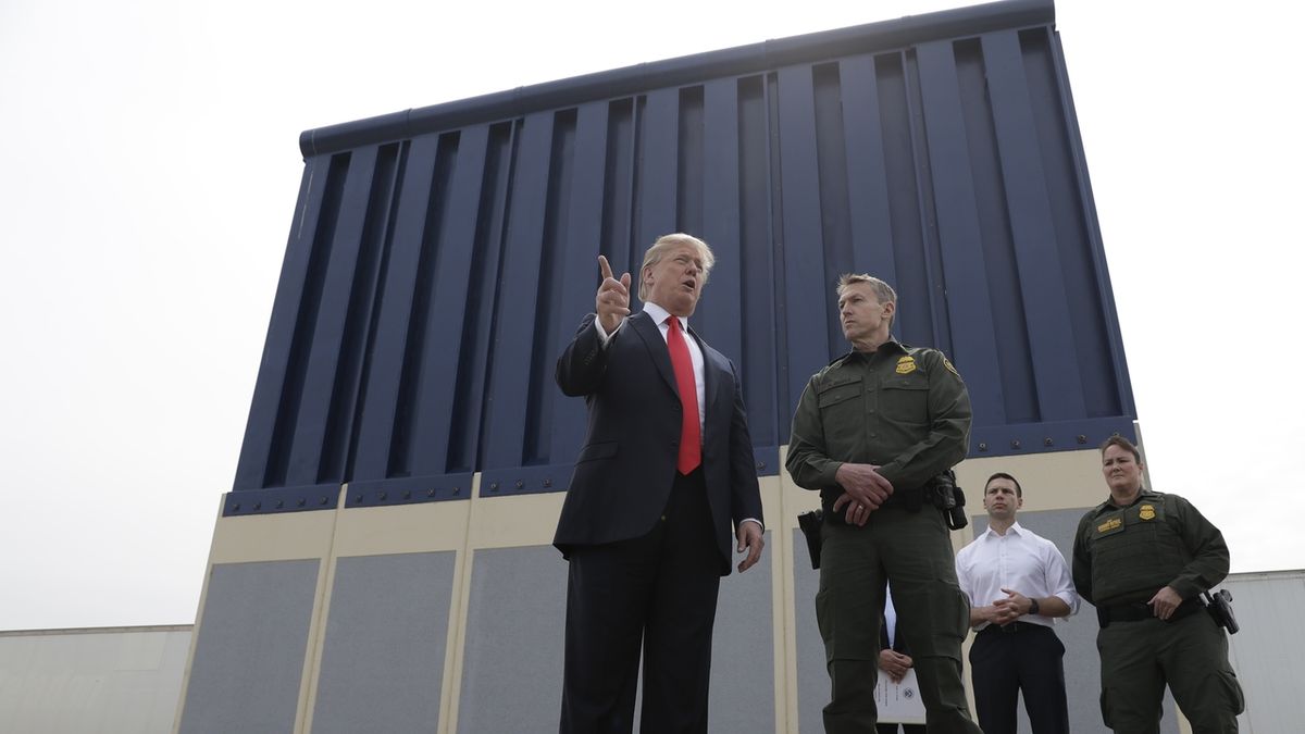 Donald Trump u jednoho z prototypů možné budoucí zdi oddělující USA od Mexika