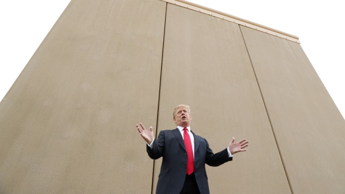 Donald Trump při prohlídce návrhů zdí, které by mohly oddělit USA a Mexiko