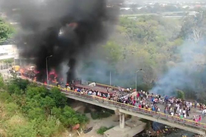 BEZ KOMENTÁŘE: Hořící kamion na hranici Venezuely s Kolumbií