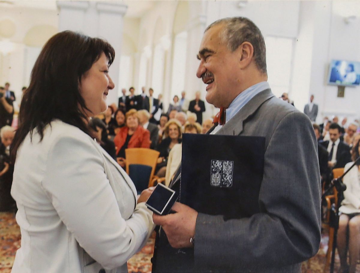 Za šíření československého odkazu převzala Natalia Tumarec v roce 2012 z rukou tehdejšího ministra zahraničí Karla Schwarzenberga prestižní cenu Gratias Agit.