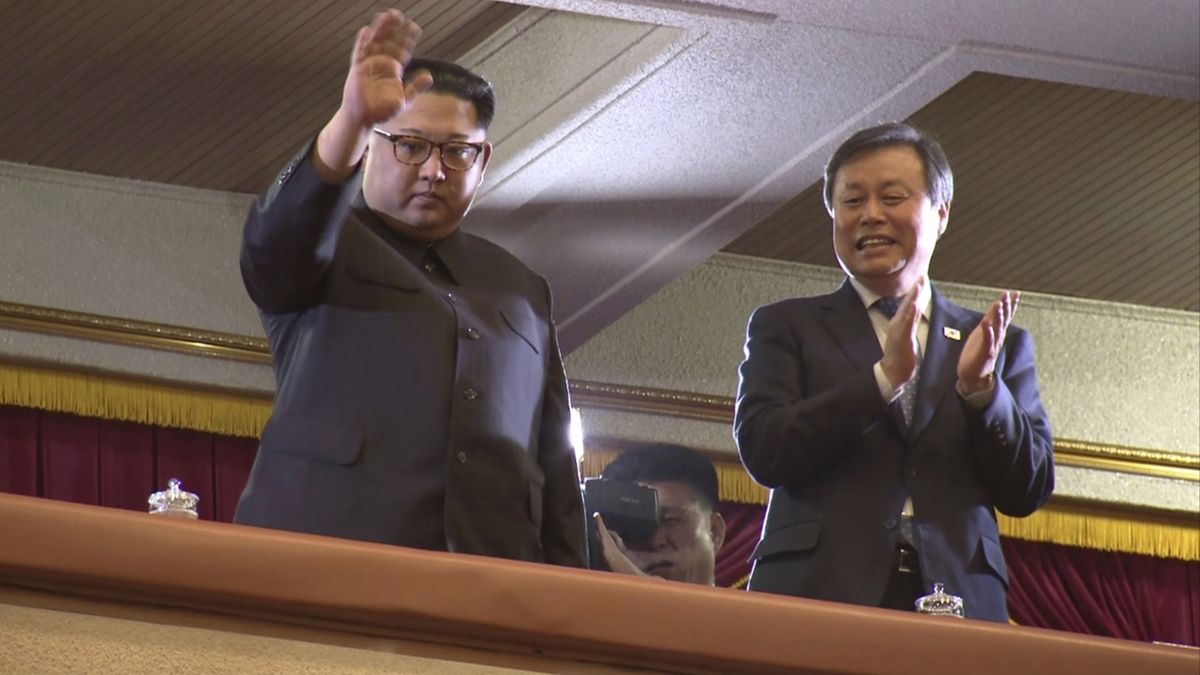 Severokorejský diktátor Kim Čong-un (vlevo) se svým ministrem kultury Pak Čun-nam kvitují vystoupení jihokorejských popových hvězd v Pchjongjangu.