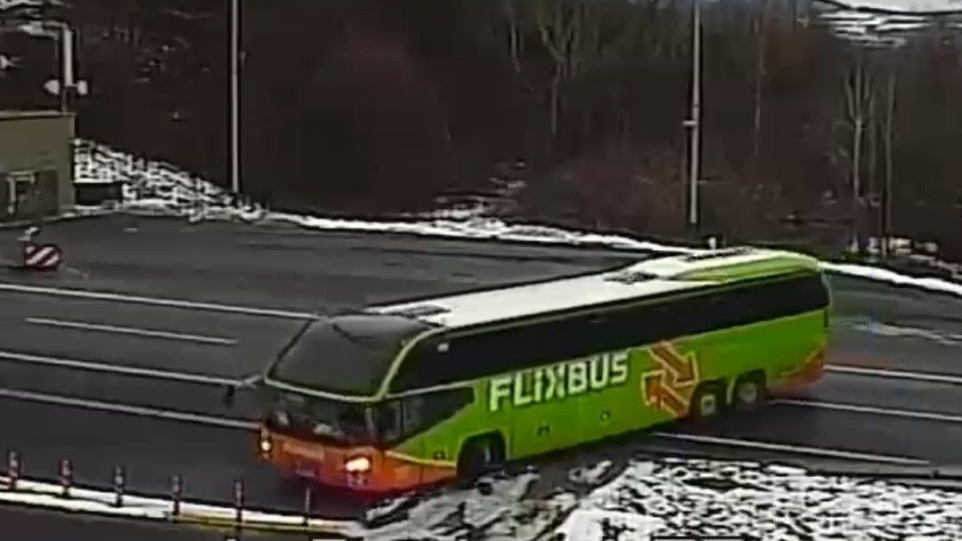 Manévr autobusu zachytila dálniční kamera