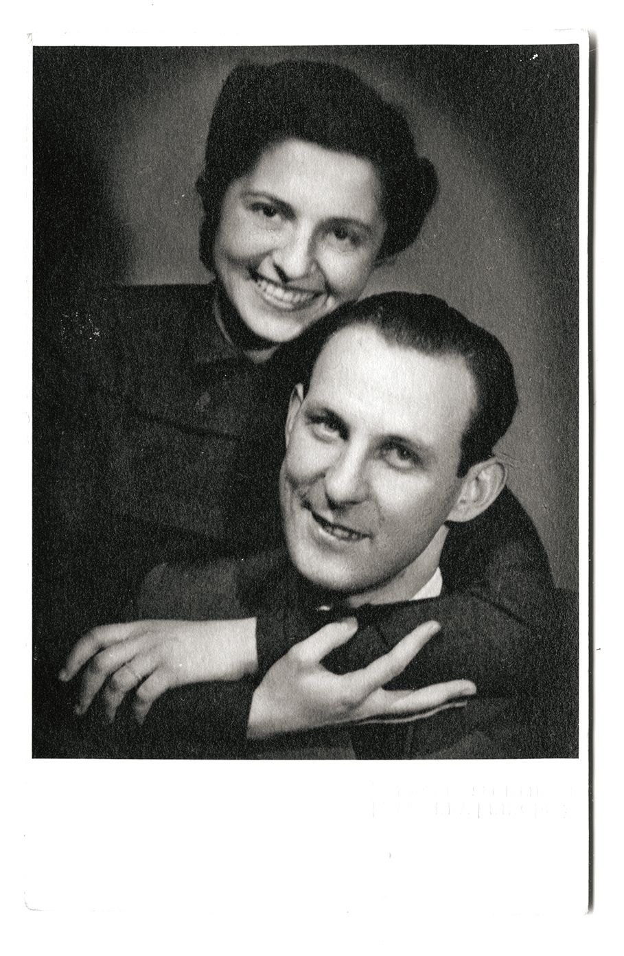Snoubenci krátce před svatbou (1939).