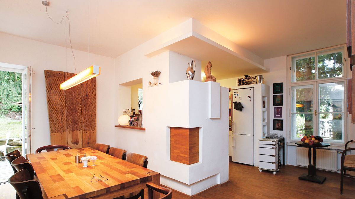 Kuchyň s jídelním koutem přesně odráží přístup k rekonstrukci a zařízení interiéru.