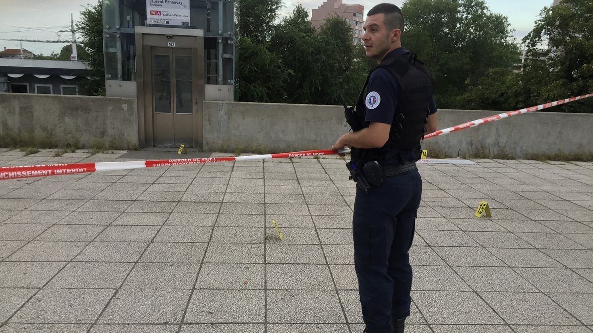 Muž útočil nožem u stanice metra Laurent-Bonnevay ve Villeurbanne na předměstí Lyonu.