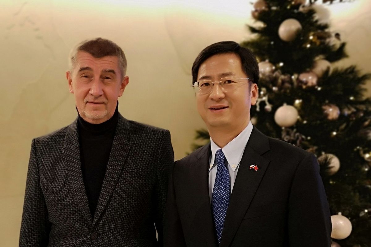 Snímek ze setkání českého premiéra Andreje Babiše s čínským velvyslancem.