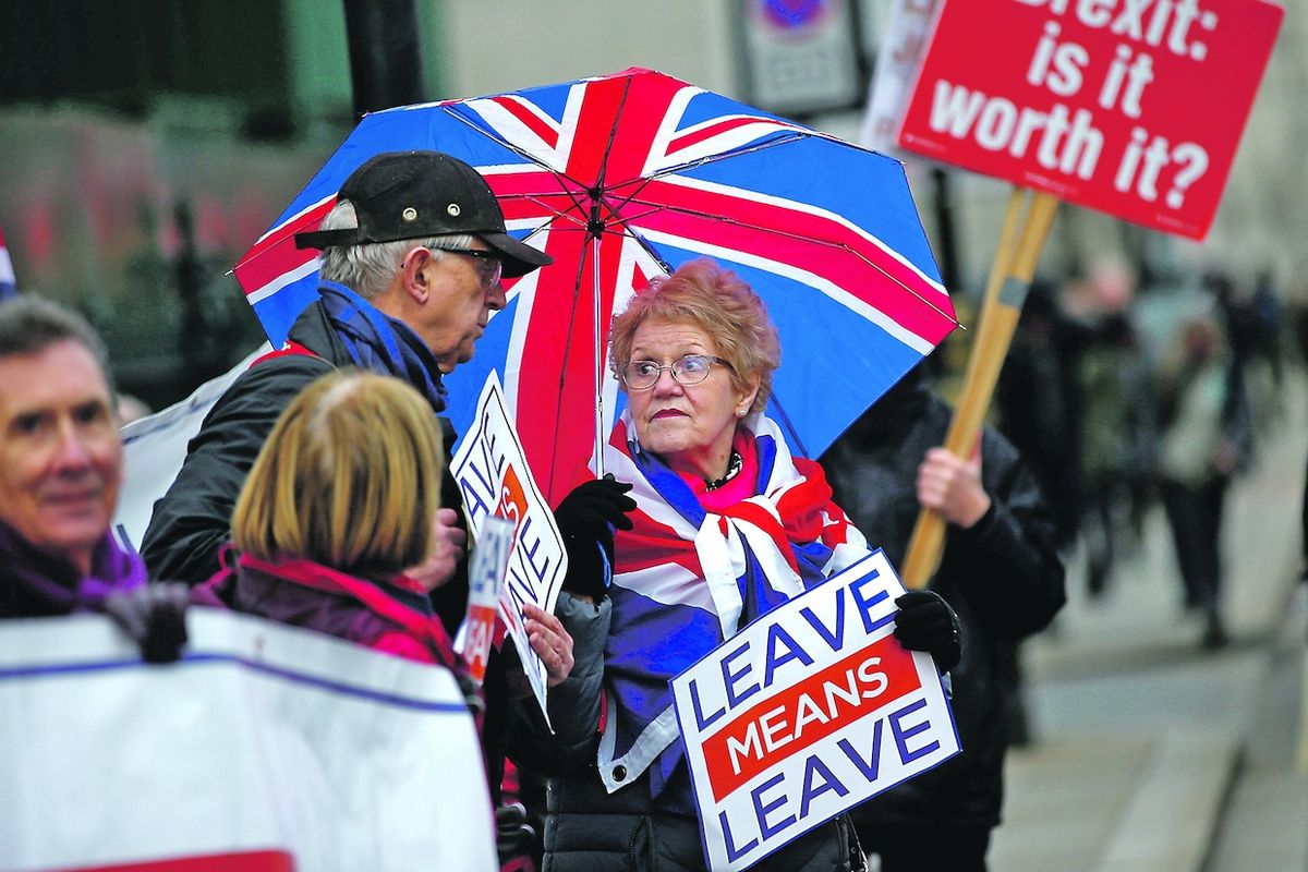 Stoupenci i odpůrci brexitu demonstrují před parlamentem v Londýně.