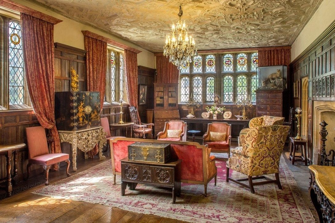 Nádherně vyřezávaný a intarzovaný nábytek, vycpané trofeje a samozřejmě - bohatě štukované stropy, kdo by se divil slavnému spisovateli Thomasi Hardymu, že se do sídla během svého života několikrát vracel.