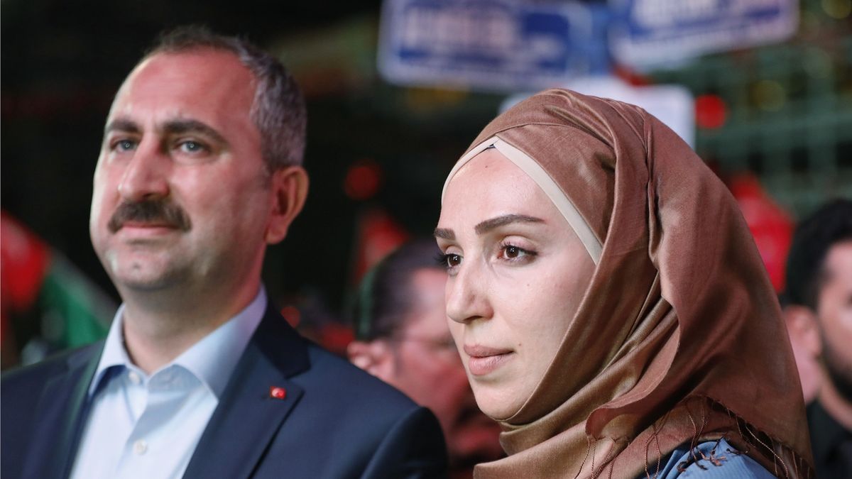 Turecký ministr spravedlnosti Abdulhamit Gül a jeho žena Ilknur