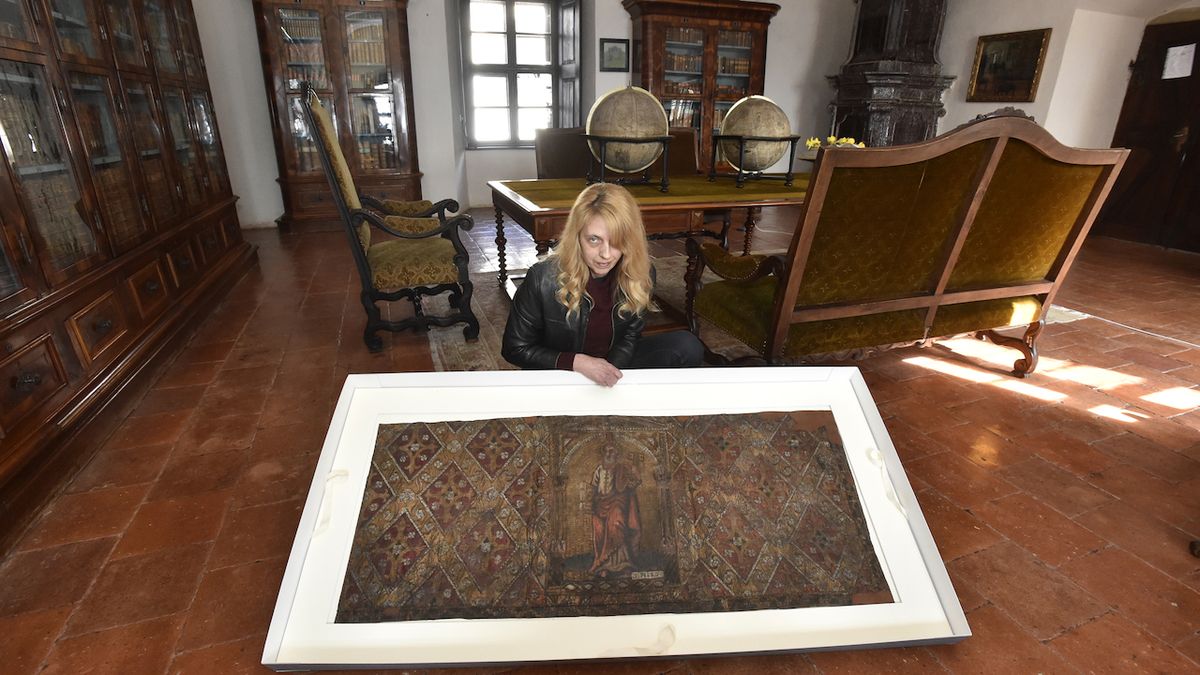 Správkyně depozitáře hradu Buchlov na Uherskohradišťsku Libuše Mikulová představila 6. dubna 2018 restaurovaný fragment kožené tapety zakrývající část oltáře, takzvané antependium.