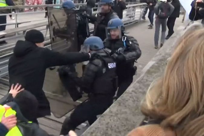 BEZ KOMENTÁŘE: Bývalý francouzský boxer útočil při demonstraci žlutých vest na policisty