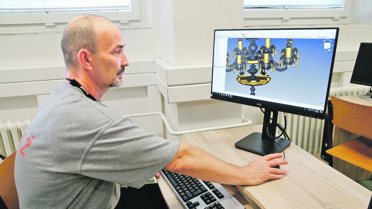Petr Cvrk si v počítačovém programu navrhl několikaramenný lustr.