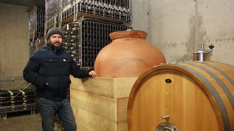 Jan Stávek stále hledá nové chutě vín a také rád experimentuje. Není tak divu, že už si také pořídil kvevri nádobu vyrobenou v Gruzii ze speciální hlíny, ve které víno zraje už tisíce let stejným způsobem.