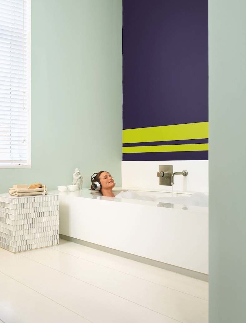 Variace neutrálních a zelených odstínů v koupelně navozují klid, který podporuje meditativní sytě fialová. 