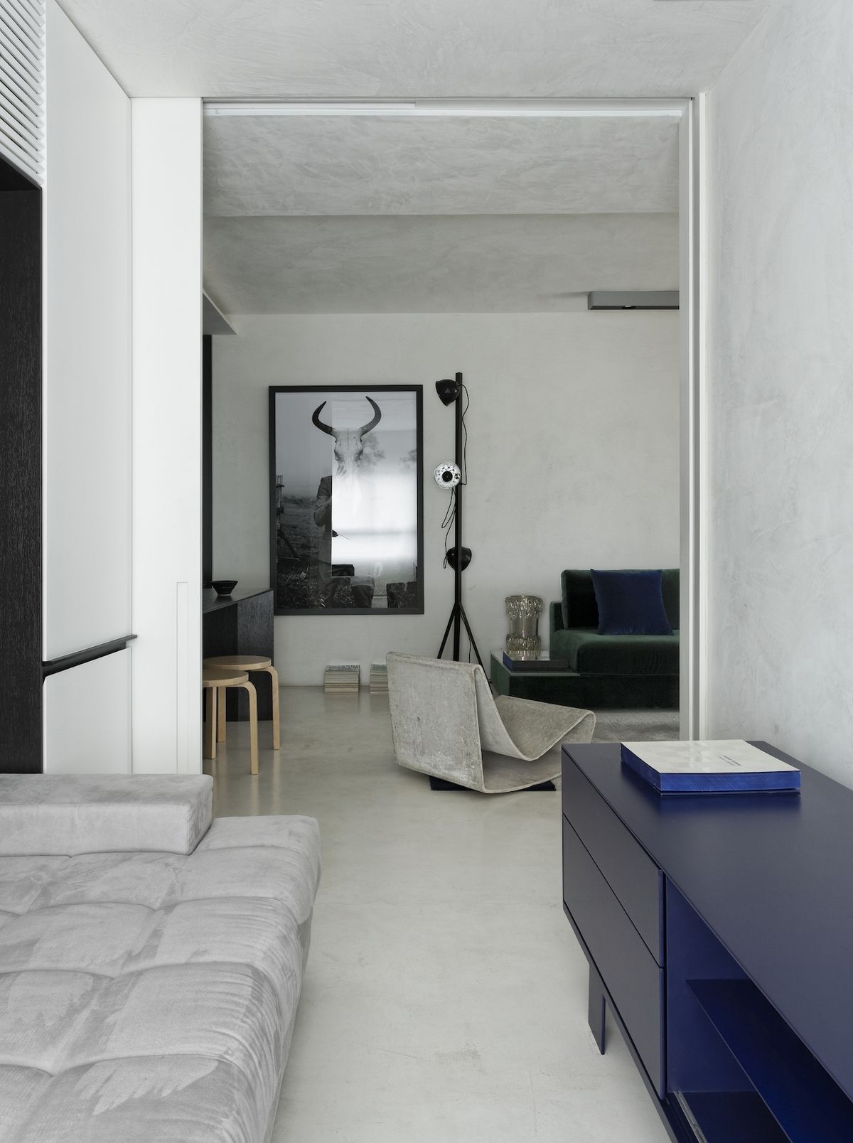 Modrá komoda má své barevné pokračování v obývacím pokoji. Na podlaze a na gauči.