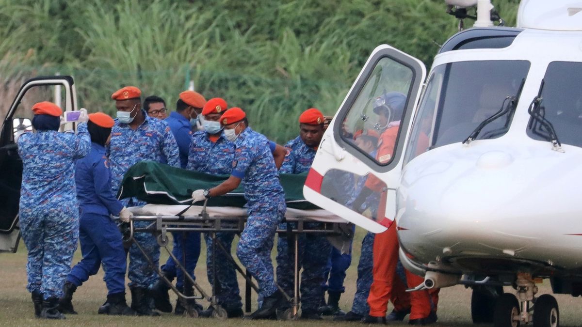 Tělo pohřešované Nory Anne Quoirinové bylo vrtulníkem transportováno do nemocnice, kde bude provedena pitva.  
