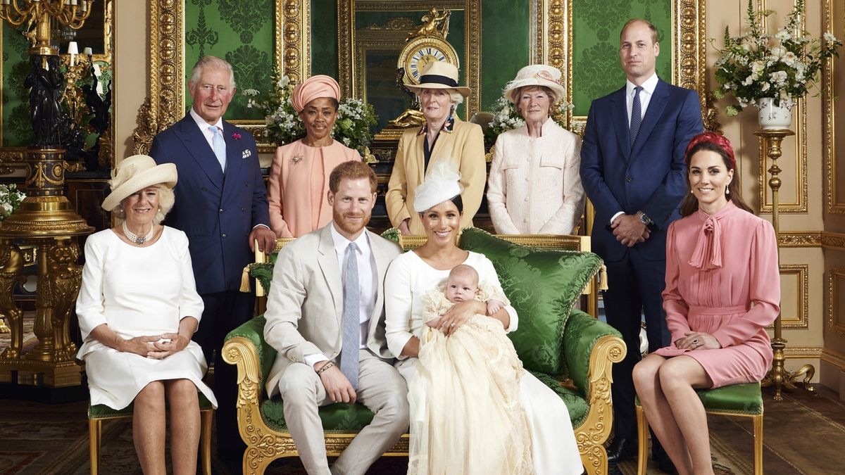 Oficiální snímek britské královské rodiny z křtu Archieho Harrisona.