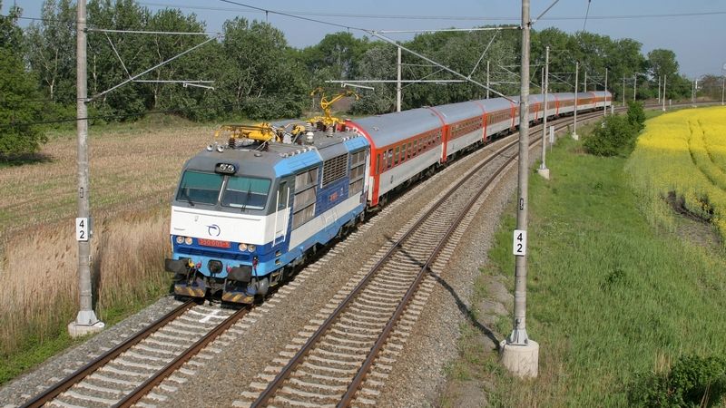 Lokomotiva řady 350 z roku 1975 je stále základem vozby vlaků Eurocity mezi Bratislavou a Prahou.