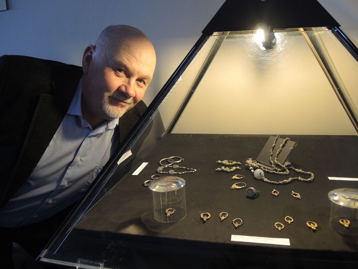Archeolog Luděk Galuška u šperků objevených v jednom z velkomoravských hrobů