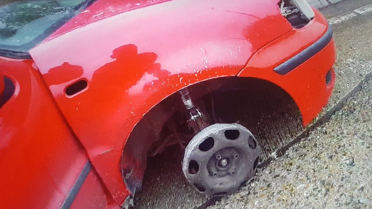 Řidič si toho, že mu chybí pneumatika, vůbec nevšiml.