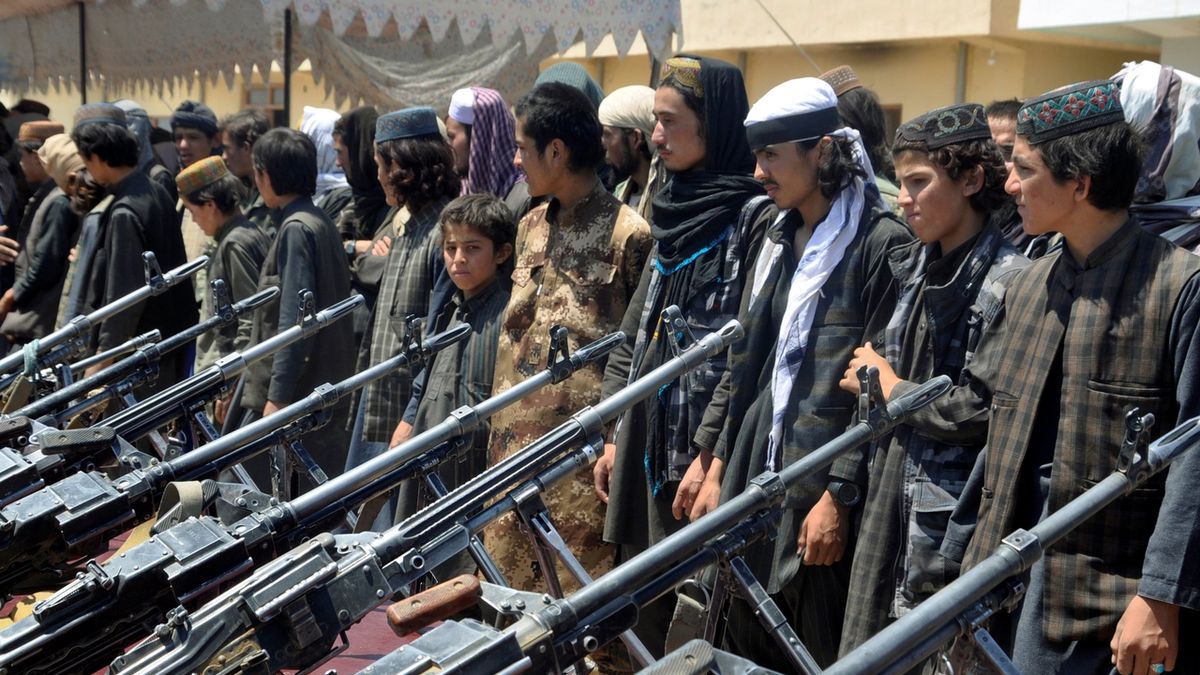 Příslušníci Islámského při odevzdávání zbraní v provincii Džúzdžán 