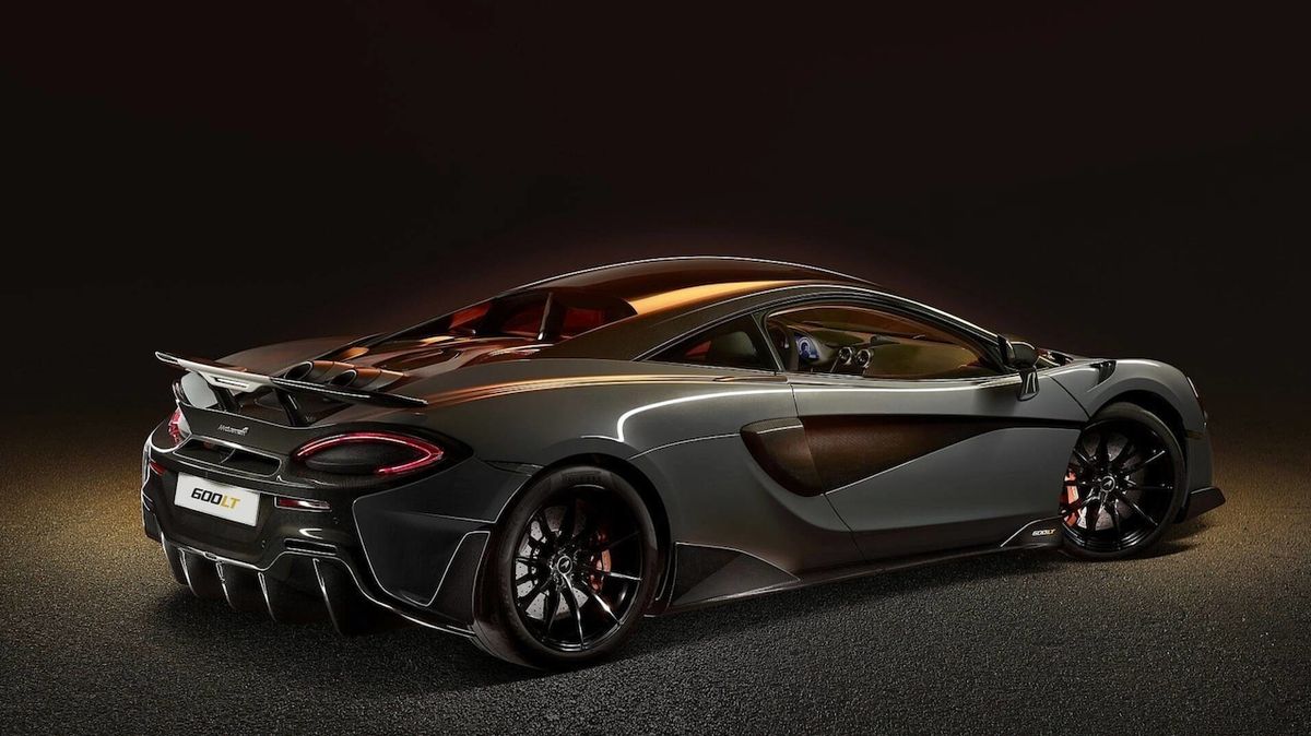 Podle zadních světel i názoru autora vypadá auto ve videu na McLaren 600LT (na snímku).