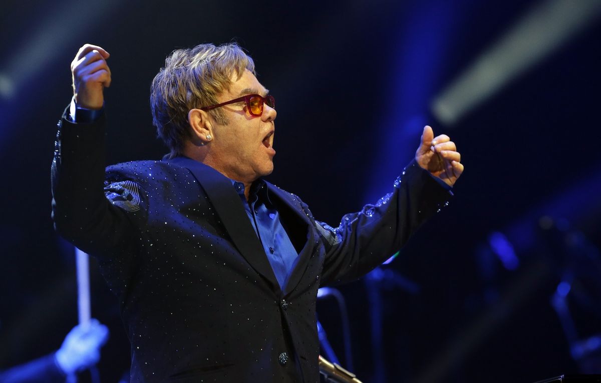 Elton John už v Čechách vystupoval.