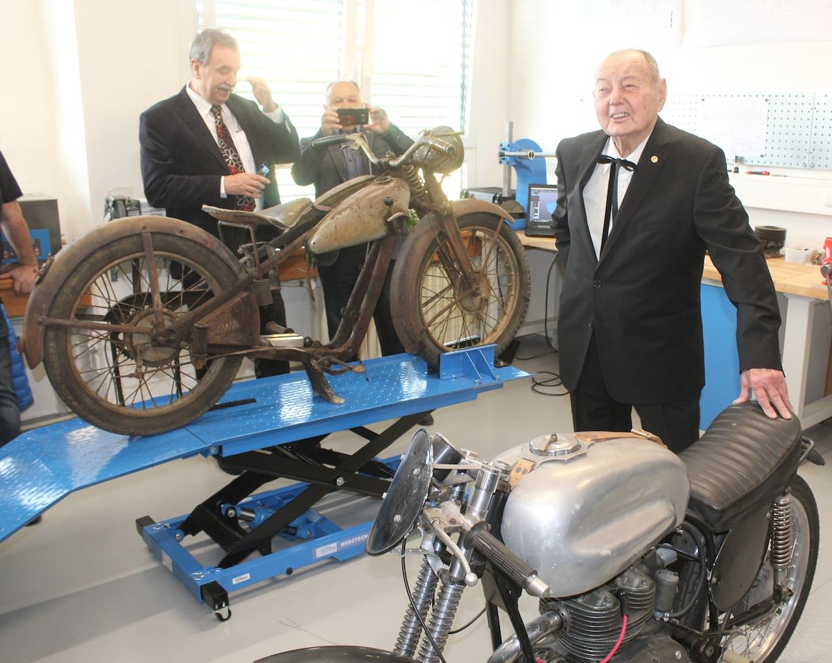 Miroslav Rybička (vpravo) coby majitel sbírky historických motocyklů u jednoho ze strojů, který bude v dílně zrenovován.