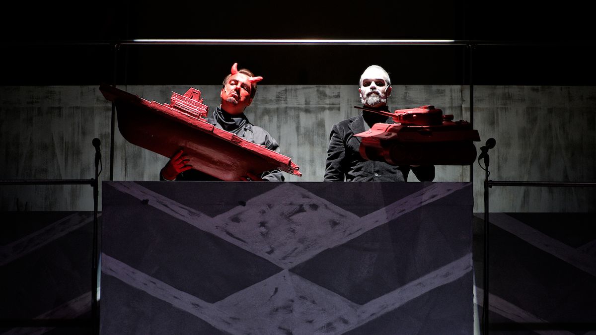 Zleva Juraj Nociar (Důvěrník) a David Nykl (Ředitel) v inscenaci Hábovy opery.