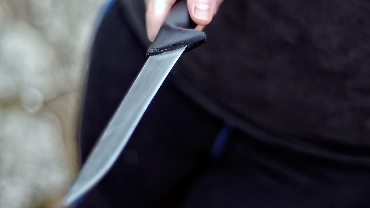 Žena řešila manželský spor velkým nožem. Muž přežil jen díky okamžité operaci