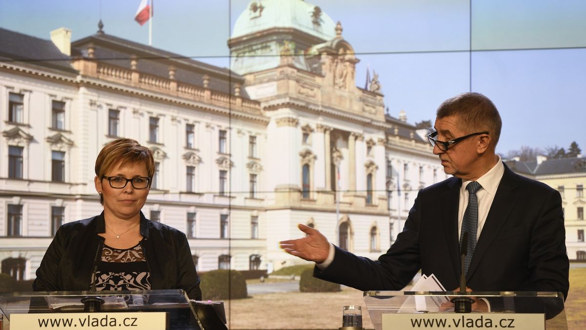 Premiér Andrej Babiš (ANO) a ředitelka Úřadu pro zastupování státu ve věcech majetkových Kateřina Arajmu po jednání s Prahou o pozemku pro vládní čtvrť.