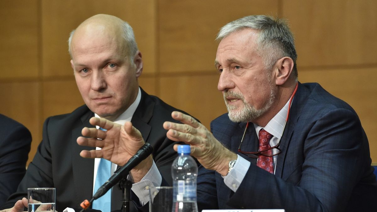 Debata prezidentských kandidátů v Brně. Na snímku jsou (zleva) Pavel Fischer a Mirek Topolánek.
