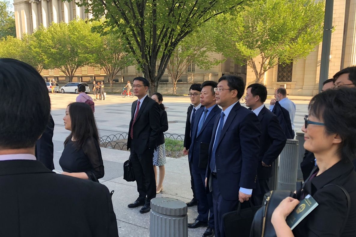 Členové čínské obchodní delegace v čele s náměstkem ministra obchodu  Wang Šou-wenem před jednáním se zástupci USA ve Washingtonu, D.C.