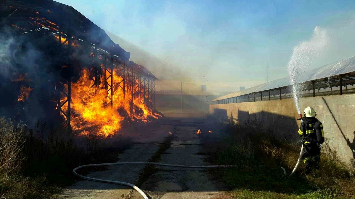 Požár slámy ve Vlasaticích na Brněnsku