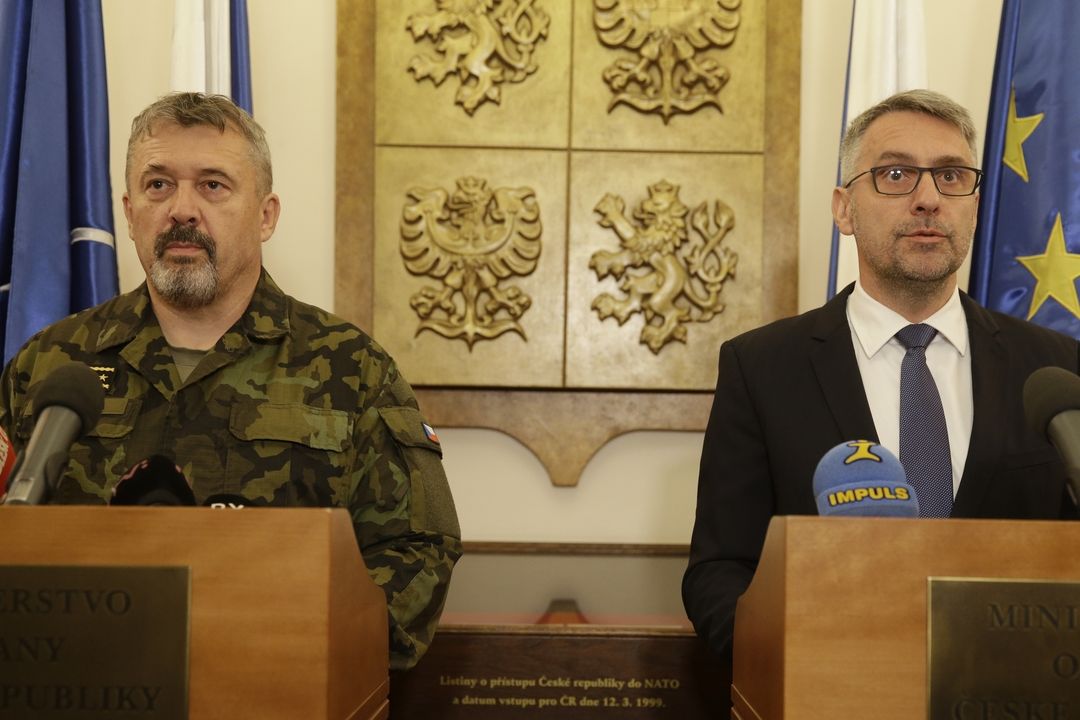 Záznam: Briefing ministra obrany Lubomíra Metnara a náčelníka generálního štábu armády Aleše Opaty