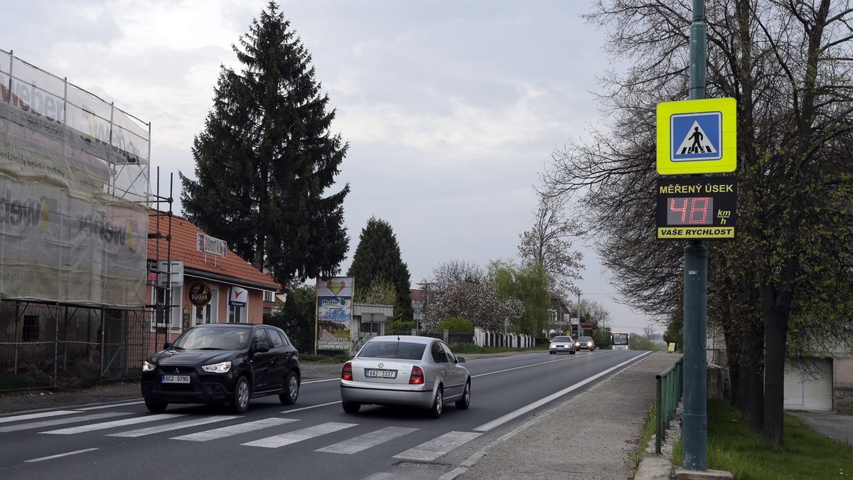 Frekventovaná silnice v Olbramovicích (na snímku z dubna 2014)