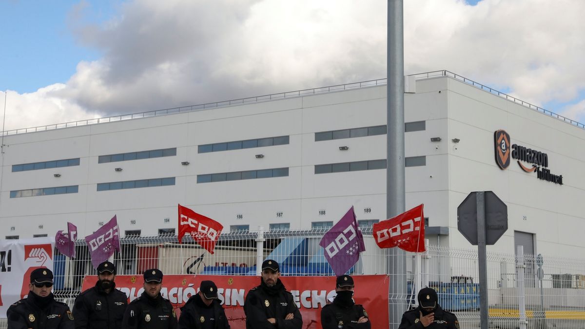 Policisté hlídkují před skladem Amazonu poblíž Madridu, kde probíhá stávka zaměstnanců.